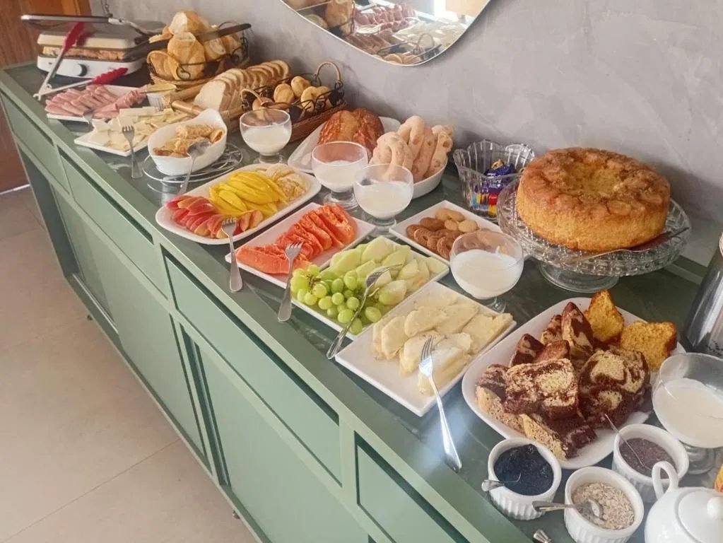 Buffet de café da manhã com frutas, pães e bolos