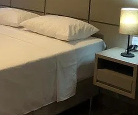 Detalhe da cabeceira e criado-mudo