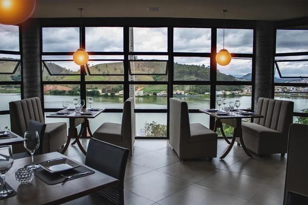 Salão envidraçado com vista para o lago