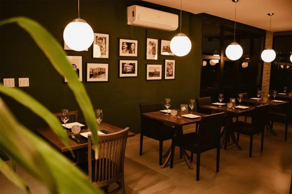 Restaurante à noite com luminárias globo