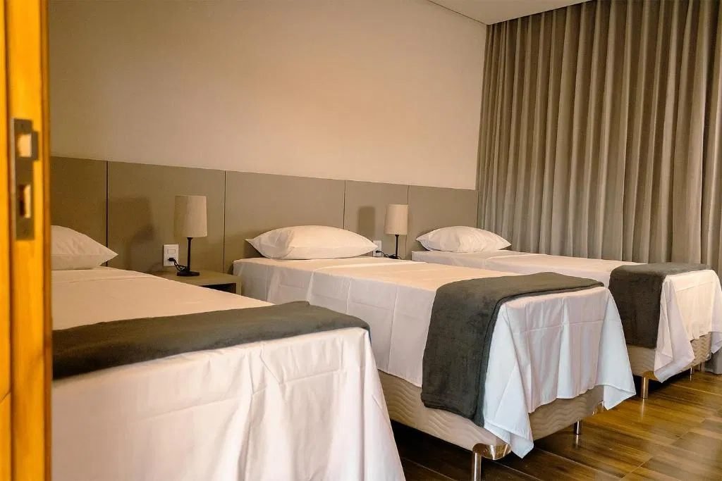 Quarto triplo com cabeceira em painéis