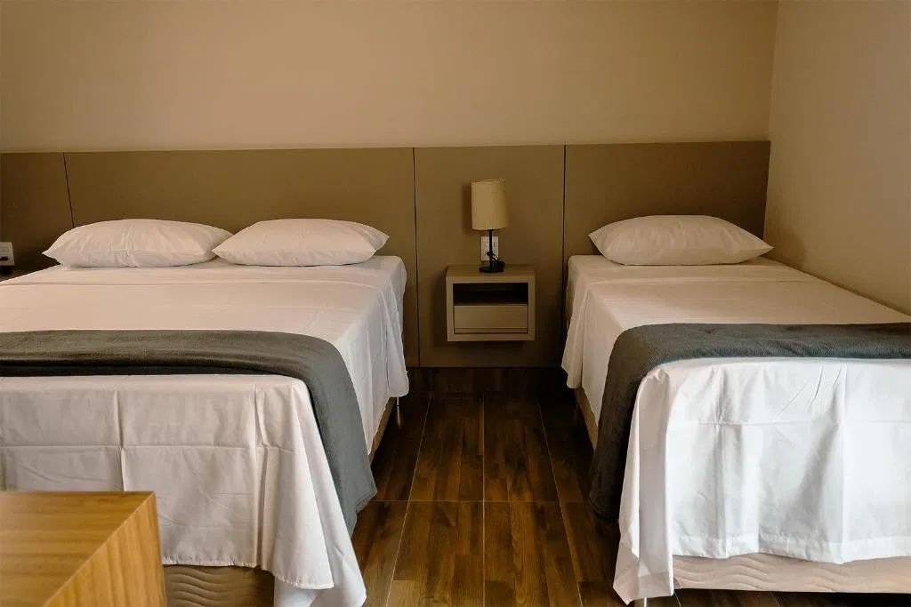 Quarto triplo com cama de casal e cama de solteiro